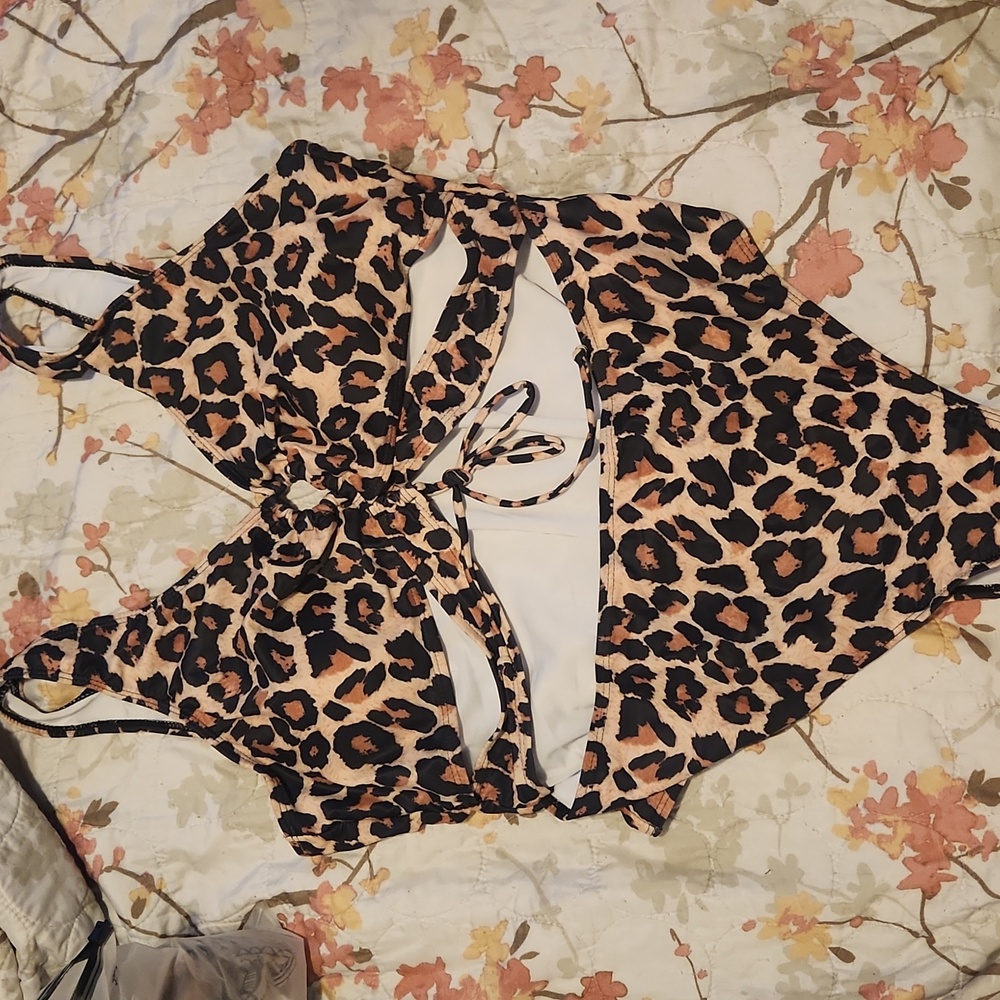 NWOT Lepoard Print Monokini With Keyhole And Strappy Midsection - Picture 1 of 5